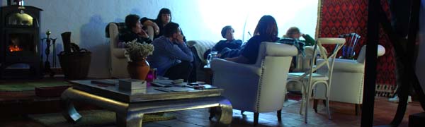 Reunion de amigos en el salon